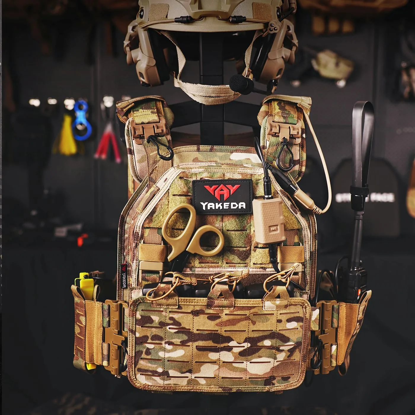 YAKEDA Tactical Outdoor Vest for Men /1000D Nylon Quick Release Laser-Cutting Modular Lightweight Vest